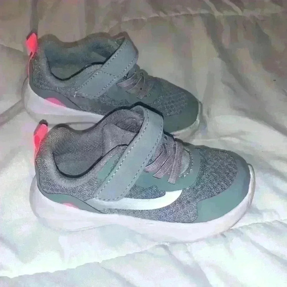 Toddler shoes size 8 - Picture 2 of 5